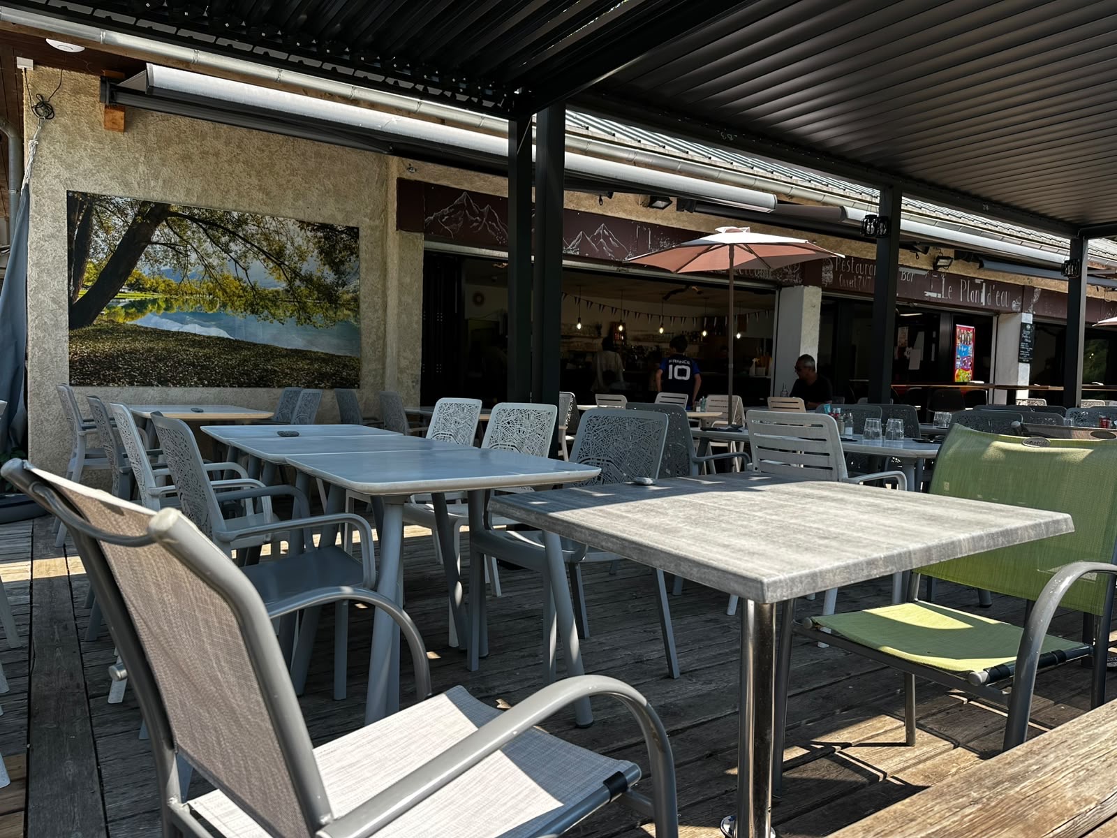 Tables en terrasse ombragée
