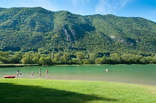 Le plan d'eau de Valbonnais avec les montagnes en arrière-plan